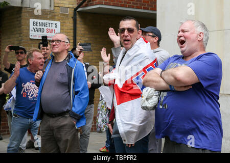 Home Office, London, Großbritannien, 2 Jun 2019. - Demonstranten an den jährlichen Al Quds tag Protest an der Seite eine Protestaktion von ganz rechts Gruppe Aktivisten außerhalb des Home Office in London. Die Al Quds Tag Protest ist ein Ereignis, das angeblich die Not der palästinensischen Bevölkerung zu markieren und das Bewusstsein für Islamische Verfolgung um der Welt erhöhen. Der al-quds-Tag ist eine jährliche Tag des Protestes im Jahre 1979 durch den späten iranischen Herrscher Ayatollah Khomeini, gefeiert wird Unterstützung für das palästinensische Volk und ihren Widerstand gegen die israelische Besatzung zum Ausdruck zu bringen. Credit: Dinendra Haria/Alamy Stockfoto