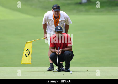 Dublin, OH, USA. 02 Juni, 2019. Tiger Woods und seine Caddy Joe LaCava Auge einen Schlag während der letzten Runde spielen am Memorial Day 2019 Turnier durch Allgemein bei Muirfield Village Golf Club in Dublin, OH vorgestellt. Austyn McFadden/CSM Credit: Cal Sport Media/Alamy Live News Credit: Csm/Alamy leben Nachrichten Stockfoto