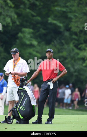 Dublin, OH, USA. 02 Juni, 2019. Tiger Woods ist mit seinem Caddy Joe LaCava während der letzten Runde spielen am Memorial Day 2019 Turnier durch Allgemein bei Muirfield Village Golf Club in Dublin, OH dargestellt gesehen. Austyn McFadden/CSM Credit: Cal Sport Media/Alamy Live News Credit: Csm/Alamy leben Nachrichten Stockfoto