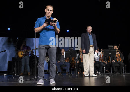 Vienna, Virginia, USA. 2. Juni 2019. Präsidenten der Vereinigten Staaten Donald J. Trumpf macht einen überraschenden Besuch zur McLean Bible Church in Vienna, Virginia, wo der Pastor David Platt für ihn Sonntag Juni 2, 2019 betete. Credit: Sarah Silbiger/Pool über CNP Credit: Sarah Silbiger/CNP/ZUMA Draht/Alamy leben Nachrichten Stockfoto