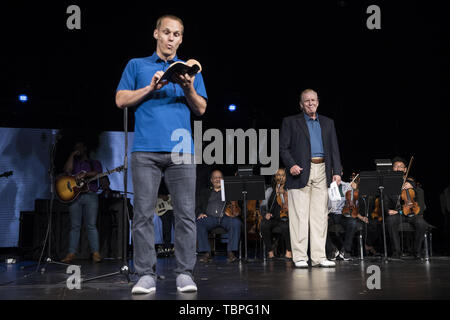 Vienna, Virginia, USA. 2. Juni 2019. Präsidenten der Vereinigten Staaten Donald J. Trumpf macht einen überraschenden Besuch zur McLean Bible Church in Vienna, Virginia, wo der Pastor David Platt für ihn Sonntag Juni 2, 2019 betete. Credit: Sarah Silbiger/Pool über CNP Credit: Sarah Silbiger/CNP/ZUMA Draht/Alamy leben Nachrichten Stockfoto