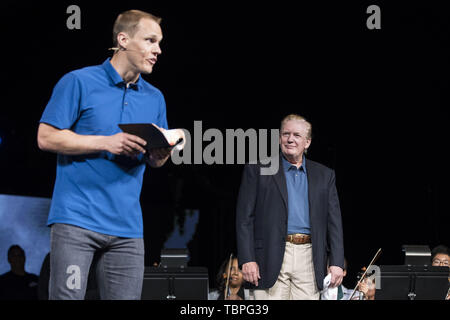 Vienna, Virginia, USA. 2. Juni 2019. Präsidenten der Vereinigten Staaten Donald J. Trumpf macht einen überraschenden Besuch zur McLean Bible Church in Vienna, Virginia, wo der Pastor David Platt für ihn Sonntag Juni 2, 2019 betete. Credit: Sarah Silbiger/Pool über CNP Credit: Sarah Silbiger/CNP/ZUMA Draht/Alamy leben Nachrichten Stockfoto