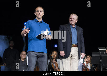 Vienna, Virginia, USA. 2. Juni 2019. Präsidenten der Vereinigten Staaten Donald J. Trumpf macht einen überraschenden Besuch zur McLean Bible Church in Vienna, Virginia, wo der Pastor David Platt für ihn Sonntag Juni 2, 2019 betete. Credit: Sarah Silbiger/Pool über CNP Credit: Sarah Silbiger/CNP/ZUMA Draht/Alamy leben Nachrichten Stockfoto