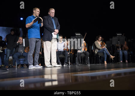 Vienna, Virginia, USA. 2. Juni 2019. Präsidenten der Vereinigten Staaten Donald J. Trumpf macht einen überraschenden Besuch zur McLean Bible Church in Vienna, Virginia, wo der Pastor David Platt für ihn Sonntag Juni 2, 2019 betete. Credit: Sarah Silbiger/Pool über CNP Credit: Sarah Silbiger/CNP/ZUMA Draht/Alamy leben Nachrichten Stockfoto