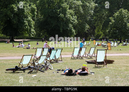 St James's Park, London, UK. 2. Juni 2019. Menschen in St James's Park an einem warmen und sonnigen Tag in der Hauptstadt. Credit: Dinendra Haria/Alamy leben Nachrichten Stockfoto