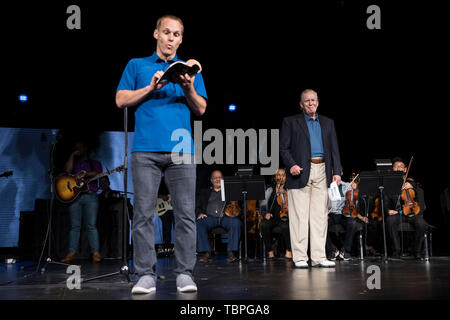 Wien, die Vereinigten Staaten von Amerika. 02 Juni, 2019. Präsidenten der Vereinigten Staaten Donald J. Trumpf macht einen überraschenden Besuch zur McLean Bible Church in Vienna, Virginia, wo der Pastor David Platt für ihn Sonntag Juni 2, 2019 betete. Credit: Sarah Silbiger/Pool über CNP | Verwendung der weltweiten Kredit: dpa/Alamy leben Nachrichten Stockfoto