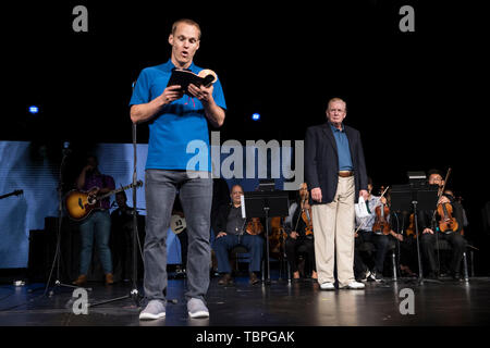 Wien, die Vereinigten Staaten von Amerika. 02 Juni, 2019. Präsidenten der Vereinigten Staaten Donald J. Trumpf macht einen überraschenden Besuch zur McLean Bible Church in Vienna, Virginia, wo der Pastor David Platt für ihn Sonntag Juni 2, 2019 betete. Credit: Sarah Silbiger/Pool über CNP | Verwendung der weltweiten Kredit: dpa/Alamy leben Nachrichten Stockfoto