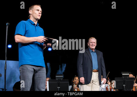 Wien, die Vereinigten Staaten von Amerika. 02 Juni, 2019. Präsidenten der Vereinigten Staaten Donald J. Trumpf macht einen überraschenden Besuch zur McLean Bible Church in Vienna, Virginia, wo der Pastor David Platt für ihn Sonntag Juni 2, 2019 betete. Credit: Sarah Silbiger/Pool über CNP | Verwendung der weltweiten Kredit: dpa/Alamy leben Nachrichten Stockfoto