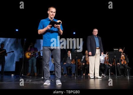 Wien, die Vereinigten Staaten von Amerika. 02 Juni, 2019. Präsidenten der Vereinigten Staaten Donald J. Trumpf macht einen überraschenden Besuch zur McLean Bible Church in Vienna, Virginia, wo der Pastor David Platt für ihn Sonntag Juni 2, 2019 betete. Credit: Sarah Silbiger/Pool über CNP | Verwendung der weltweiten Kredit: dpa/Alamy leben Nachrichten Stockfoto