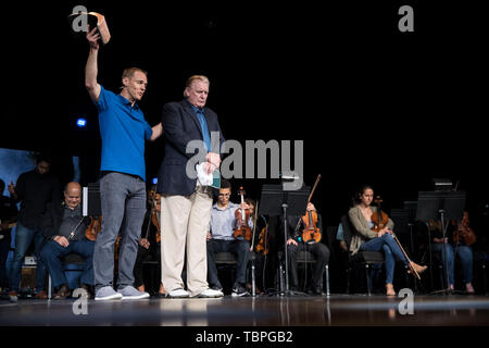 Wien, die Vereinigten Staaten von Amerika. 02 Juni, 2019. Präsidenten der Vereinigten Staaten Donald J. Trumpf macht einen überraschenden Besuch zur McLean Bible Church in Vienna, Virginia, wo der Pastor David Platt für ihn Sonntag Juni 2, 2019 betete. Credit: Sarah Silbiger/Pool über CNP | Verwendung der weltweiten Kredit: dpa/Alamy leben Nachrichten Stockfoto