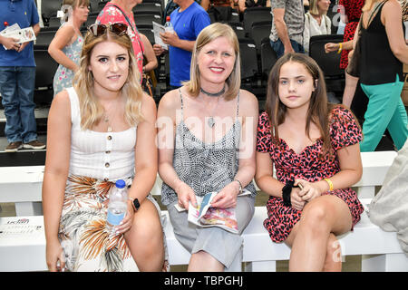 London, Großbritannien. 02 Juni, 2019. Teilnehmer an der Graduate Fashion Week 2019 - Tag 1 Ausstellungen am 2. Juni 2019, London, UK. Bild Capital/Alamy leben Nachrichten Stockfoto