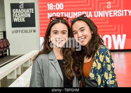 London, Großbritannien. 02 Juni, 2019. Teilnehmer an der Graduate Fashion Week 2019 - Tag 1 Ausstellungen am 2. Juni 2019, London, UK. Bild Capital/Alamy leben Nachrichten Stockfoto
