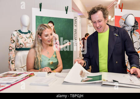 London, Großbritannien. 02 Juni, 2019. Teilnehmer an der Graduate Fashion Week 2019 - Tag 1 Ausstellungen am 2. Juni 2019, London, UK. Bild Capital/Alamy leben Nachrichten Stockfoto
