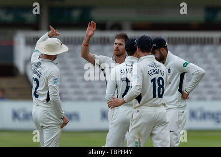 London, Großbritannien. 02Th Jun, 2019. James Harris von Middlesex (2. von links) feiert nach der Einnahme der wicket von Stiaan van Zyl von Sussex während Specsavers County Championship Match zwischen Middlesex vs Sussex an der Lords Cricket Ground am Sonntag, Juni 02, 2019 in London, England. (Nur redaktionelle Nutzung, eine Lizenz für die gewerbliche Nutzung erforderlich. Keine Verwendung in Wetten, Spiele oder einer einzelnen Verein/Liga/player Publikationen.) Credit: Taka G Wu/Alamy leben Nachrichten Stockfoto