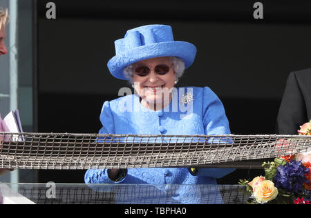 Königin Elizabeth II. ist alles Lächeln an der Investec Epsom Derby Pferderennen, Epsom, Surrey, UK am 1. Juni 2019. Stockfoto
