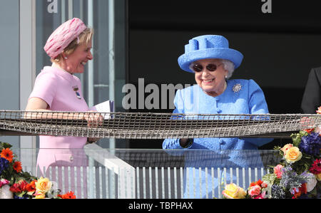 Königin Elizabeth II. ist alles Lächeln an der Investec Epsom Derby Pferderennen, Epsom, Surrey, UK am 1. Juni 2019. Stockfoto