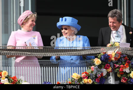 Königin Elizabeth II. ist alles Lächeln an der Investec Epsom Derby Pferderennen, Epsom, Surrey, UK am 1. Juni 2019. Stockfoto