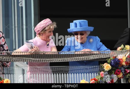 Königin Elizabeth II. ist alles Lächeln, wie sie Uhren der Investec Epsom Derby Pferderennen neben Julia Budd Epsom Rennbahn Vorsitzender, Epsom, Surrey, UK am 1. Juni 2019. Stockfoto