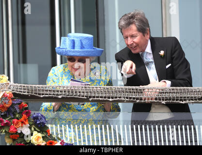 Königin Elizabeth II. ist alles Lächeln an der Investec Epsom Derby Pferderennen, Epsom, Surrey, UK am 1. Juni 2019. Stockfoto