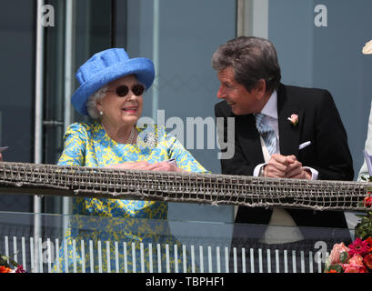 Königin Elizabeth II. ist alles Lächeln an der Investec Epsom Derby Pferderennen, Epsom, Surrey, UK am 1. Juni 2019. Stockfoto