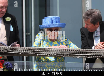 Königin Elizabeth II. ist alles Lächeln an der Investec Epsom Derby Pferderennen, Epsom, Surrey, UK am 1. Juni 2019. Stockfoto