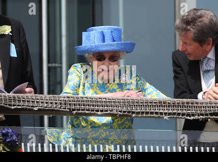 Königin Elizabeth II. ist alles Lächeln an der Investec Epsom Derby Pferderennen, Epsom, Surrey, UK am 1. Juni 2019. Stockfoto