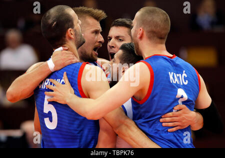 Novi Sad, Serbien. 2. Juni 2019. Die serbische Spieler feiern während der Fivb Volleyball Nationen Liga Match zwischen Russland und Serbien, in Novi Sad, Serbien, 2. Juni 2019. Russland gewann 3-2. Credit: Predrag Milosavljevic/Xinhua/Alamy leben Nachrichten Stockfoto