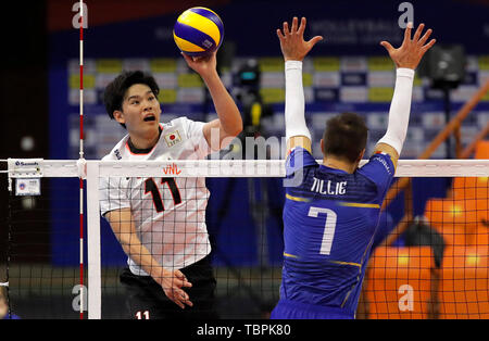 Novi Sad, Serbien. 2. Juni 2019. Japans Yuji Nishida (L) Spitzen während der Fivb Volleyball Nationen Liga Match zwischen Japan und Frankreich in Novi Sad, Serbien, 2. Juni 2019. Frankreich gewann 3-1. Credit: Predrag Milosavljevic/Xinhua/Alamy leben Nachrichten Stockfoto