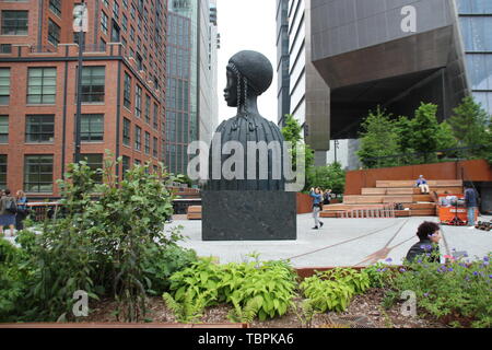 New York, USA. 29 Mai, 2019. Sobald ein faules Hochbahn Linie, die High Line ist seit langem einer blühenden Park und eines der beliebtesten Touristenziele von New Yorker Sehenswürdigkeiten. 2,5 Kilometer haben für einige Zeit geöffnet war, jetzt der letzte Abschnitt wird mit der Kreuzung "Spontan" geöffnet werden. Credit: Christina Horsten/dpa/Alamy leben Nachrichten Stockfoto