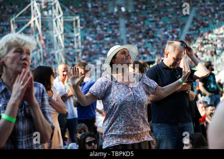 Wroclaw, Polen. 02 Juni, 2019. Die Menschen beten mit Nick Vujcic während des Festivals. Odnowienie Festival mit Nick Vujcic in Breslau. Die dritte Auflage des Festivals der christlichen Gemeinschaften, die darauf abzielt, die Einheit ohne Barrieren zu stärken und das gegenseitige Verständnis zwischen den Völkern zu bauen, die auf christlichen Werten basiert. Credit: SOPA Images Limited/Alamy leben Nachrichten Stockfoto