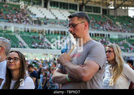 Wroclaw, Polen. 02 Juni, 2019. Die Menschen beten mit Nick Vujcic während des Festivals. Odnowienie Festival mit Nick Vujcic in Breslau. Die dritte Auflage des Festivals der christlichen Gemeinschaften, die darauf abzielt, die Einheit ohne Barrieren zu stärken und das gegenseitige Verständnis zwischen den Völkern zu bauen, die auf christlichen Werten basiert. Credit: SOPA Images Limited/Alamy leben Nachrichten Stockfoto