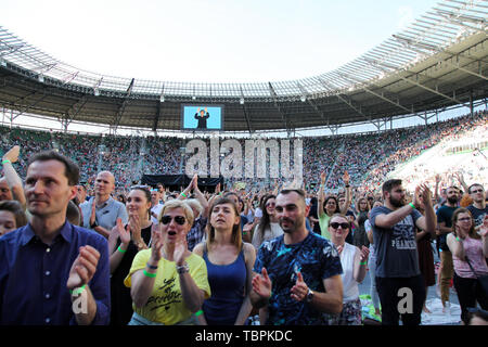 Wroclaw, Polen. 02 Juni, 2019. Die Menschen beten mit Nick Vujcic während des Festivals. Odnowienie Festival mit Nick Vujcic in Breslau. Die dritte Auflage des Festivals der christlichen Gemeinschaften, die darauf abzielt, die Einheit ohne Barrieren zu stärken und das gegenseitige Verständnis zwischen den Völkern zu bauen, die auf christlichen Werten basiert. Credit: SOPA Images Limited/Alamy leben Nachrichten Stockfoto