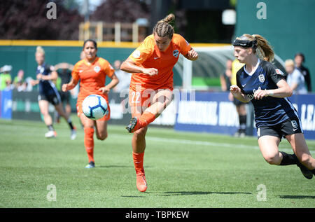 Tacoma, WA, USA. 02 Juni, 2019. Houston defender AMBER BROOKS (22) steuert den Ball als die Houston Dash übernehmen die Herrschaft FC in einem NWSL match bei Cheney Stadion in Tacoma, WA. © Jeff Halstead/CSM/Alamy leben Nachrichten Stockfoto