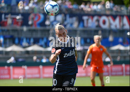 Tacoma, WA, USA. 02 Juni, 2019. JESS FISHLOCK (10) leitet den Ball als die Houston Strich auf der Herrschaft FC in einem NWSL match bei Cheney Stadion in Tacoma, WA. © Jeff Halstead/CSM/Alamy leben Nachrichten Stockfoto