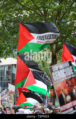 London, Großbritannien. 02 Juni, 2019. Palästinensische Fahnen schwenkten während der Rallye. Die Al Quds Tag Rallye ist ein Ereignis, das angeblich die Not der palästinensischen Bevölkerung zu markieren und das Bewusstsein für Islamische Verfolgung um der Welt erhöhen. Der al-quds-Tag ist eine jährliche Tag des Protestes im Jahre 1979 durch den späten iranischen Herrscher Ayatollah Khomeini, gefeiert wird Unterstützung für das palästinensische Volk und ihren Widerstand gegen die israelische Besatzung zum Ausdruck zu bringen. Eine Gegendemonstration von Unterstützern Israels fand auch. Credit: SOPA Images Limited/Alamy leben Nachrichten Stockfoto