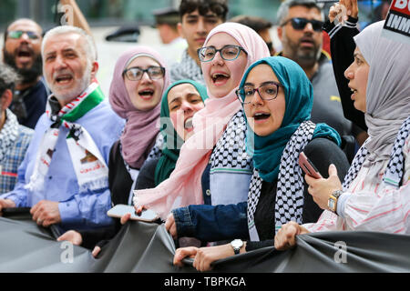 London, Großbritannien. 02 Juni, 2019. Protesters shout Slogans während der Rallye. Die Al Quds Tag Rallye ist ein Ereignis, das angeblich die Not der palästinensischen Bevölkerung zu markieren und das Bewusstsein für Islamische Verfolgung um der Welt erhöhen. Der al-quds-Tag ist eine jährliche Tag des Protestes im Jahre 1979 durch den späten iranischen Herrscher Ayatollah Khomeini, gefeiert wird Unterstützung für das palästinensische Volk und ihren Widerstand gegen die israelische Besatzung zum Ausdruck zu bringen. Eine Gegendemonstration von Unterstützern Israels fand auch. Credit: SOPA Images Limited/Alamy leben Nachrichten Stockfoto