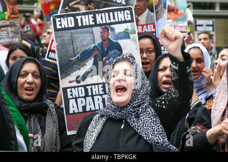 London, Großbritannien. 02 Juni, 2019. Die Demonstranten mit Plakaten, während der Rallye zu schreien. Die Al Quds Tag Rallye ist ein Ereignis, das angeblich die Not der palästinensischen Bevölkerung zu markieren und das Bewusstsein für Islamische Verfolgung um der Welt erhöhen. Der al-quds-Tag ist eine jährliche Tag des Protestes im Jahre 1979 durch den späten iranischen Herrscher Ayatollah Khomeini, gefeiert wird Unterstützung für das palästinensische Volk und ihren Widerstand gegen die israelische Besatzung zum Ausdruck zu bringen. Eine Gegendemonstration von Unterstützern Israels fand auch. Credit: SOPA Images Limited/Alamy leben Nachrichten Stockfoto