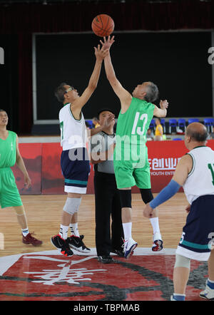 Peking, China's Sichuan Provinz. 1. Juni 2019. Hong Qingfu (2. R), eine 76-jährige Basketballspieler aus Hongkong, Südchina und Liu Zihua, eine 79-jährige Basketballspieler aus Indonesien Sprung für die Kugel während die ältere Gruppe Wettbewerb von Peking Basketball Spiel für Chinesische der Welt in Dujiangyan, im Südwesten Chinas Provinz Sichuan, 1. Juni 2019. Credit: Meng Yongmin/Xinhua/Alamy leben Nachrichten Stockfoto