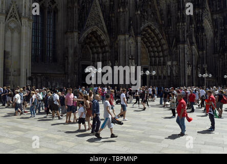 Köln, Deutschland. 01 Juni, 2019. Zwischen 20.000 und 30.000 Touristen besuchen Kölner Dom jeden Tag, die meistbesuchte Sehenswürdigkeit in Deutschland. Credit: Horst Ossinger //dpa/Alamy leben Nachrichten Stockfoto