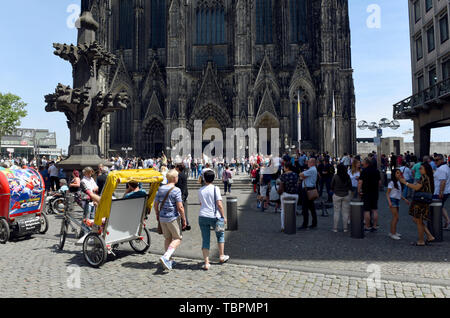 Köln, Deutschland. 01 Juni, 2019. Zwischen 20.000 und 30.000 Touristen besuchen Kölner Dom jeden Tag, die meistbesuchte Sehenswürdigkeit in Deutschland. Credit: Horst Ossinger //dpa/Alamy leben Nachrichten Stockfoto