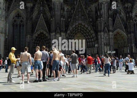 Köln, Deutschland. 01 Juni, 2019. Zwischen 20.000 und 30.000 Touristen besuchen Kölner Dom jeden Tag, die meistbesuchte Sehenswürdigkeit in Deutschland. Credit: Horst Ossinger //dpa/Alamy leben Nachrichten Stockfoto