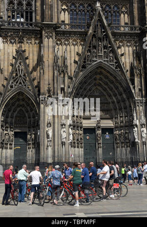 Köln, Deutschland. 01 Juni, 2019. Zwischen 20.000 und 30.000 Touristen besuchen Kölner Dom jeden Tag, die meistbesuchte Sehenswürdigkeit in Deutschland. Credit: Horst Ossinger //dpa/Alamy leben Nachrichten Stockfoto