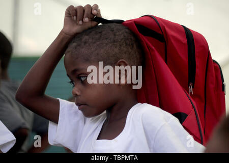 In der Provinz Pampanga, Philippinen. 3. Juni 2019. Ein Junge aus der indigenen Gruppe der "aeta" trägt seine Tasche über den Kopf, als er Klasse während des ersten Tages von Klassen in temporären Klassenräumen von Diaz Grundschule in der Provinz Pampanga, Philippinen, Juni 3, 2019 besucht. Temporäre Klassenzimmer waren nach Klassenzimmer der Aeta Gemeinschaft durch das Erdbeben im letzten April zerstört wurden, wie Heute ist der erste Tag des neuen Schuljahres in den Philippinen. Credit: rouelle Umali/Xinhua/Alamy leben Nachrichten Stockfoto