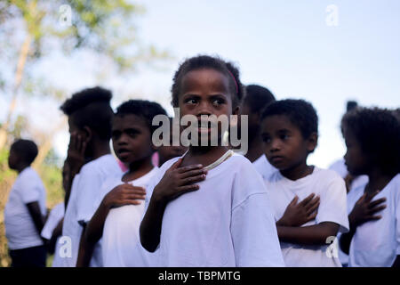 In der Provinz Pampanga, Philippinen. 3. Juni 2019. Kinder aus der indigenen Gruppe der "Aeta' während des ersten Tages von Klassen in temporären Klassenräumen von Diaz Grundschule in der Provinz Pampanga, Philippinen, Juni 3, 2019 singen. Temporäre Klassenzimmer waren nach Klassenzimmer der Aeta Gemeinschaft durch das Erdbeben im letzten April zerstört wurden, wie Heute ist der erste Tag des neuen Schuljahres in den Philippinen. Credit: rouelle Umali/Xinhua/Alamy leben Nachrichten Stockfoto