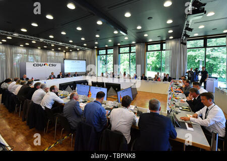 Weimar, Deutschland. 03 Juni, 2019. Die Teilnehmer der Konferenz der CDU/CSU-Fraktionschefs von Bund und Laendern zusammen sitzen. Sie wollen die Klimapolitik und Digitalisierung zu diskutieren. Foto: Martin Schutt/dpa-Zentralbild/ZB/dpa/Alamy leben Nachrichten Stockfoto