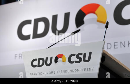 Weimar, Deutschland. 03 Juni, 2019. Die Pressekonferenz, in der die Konferenz der CDU/CSU-Fraktionsvorsitzenden des Bundes und der Länder in der Weimarhalle. Die Köpfe der CDU/CSU-gruppen Klimapolitik und Digitalisierung zu besprechen möchten. Foto: Martin Schutt/dpa-Zentralbild/ZB/dpa/Alamy leben Nachrichten Stockfoto