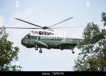 London, Großbritannien. 3. Juni, 2019. Einer der beiden Marine One US Marine Corps Sikorsky VH-60N White Hawk Hubschrauber, von denen eines der Präsident Trump, kommt an Winfield House, die offizielle Residenz des US-Botschafters in Großbritannien, vom Flughafen Stansted zu Beginn der US-Präsident auf Staatsbesuch in Großbritannien. Credit: Mark Kerrison/Alamy leben Nachrichten Stockfoto