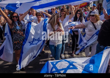 Juni 2, 2019, London, UK. 2. Juni 2019. Zionisten, die versucht, die jährlichen Al Quds Tag März zu stoppen, doch mussten sie kaufen Polizei langsam vor sich zu gehen, Feiern, wie sie kommen in der Nähe von Downing St. Die jährliche Demonstration zur Unterstützung der unterdrückten Menschen in Palästina 1979 im Iran begonnen wurde, sagte wurde von Imam Khomeini nicht nur um Jerusalem sein, aber "ein Tag für die Unterdrückten zu steigen und sich gegen die arrogante''. Wie üblich gab es Proteste gegen die Veranstaltung von Zionistischen und rechten Gruppen, die versuchten, den März zu blockieren, sondern waren gezwungen zu halten, langsam vor sich durch Stockfoto