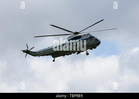 Green Park, London, UK. 3. Juni 2019 - Marine One, die der Präsident der Vereinigten Staaten von Amerika, Donald Trump und Melania Trump, First Lady der Vereinigten Staaten von Amerika Ansätze auf dem Gelände des Buckingham Palace zu Beginn ihrer 3 Tage Staatsbesuch in Großbritannien zu landen. Credit: Dinendra Haria/Alamy leben Nachrichten Stockfoto