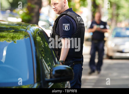 Berlin, Deutschland. 03 Juni, 2019. Ein Polizist weist ein Fahrer, dass er nicht auf dem Radweg zu stoppen. Heute eine 5-tägige Verkehr Aktion der öffentlichen Ordnung Ämter, Polizei und Verkehr Unternehmen gegen illegale Parkers im Zentrum der Stadt beginnt. Quelle: Annette Riedl/dpa/Alamy leben Nachrichten Stockfoto